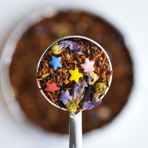 Picture of a spoon filled with loose tea and flowers from Bird Blend "birthday cake"