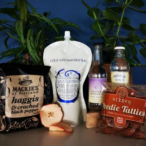 Content of the Refill Rewards Club box for January 2022 including Holy Grass Vodka pouch with haggis et black pepper crisps, tonic waters and peedie tatties